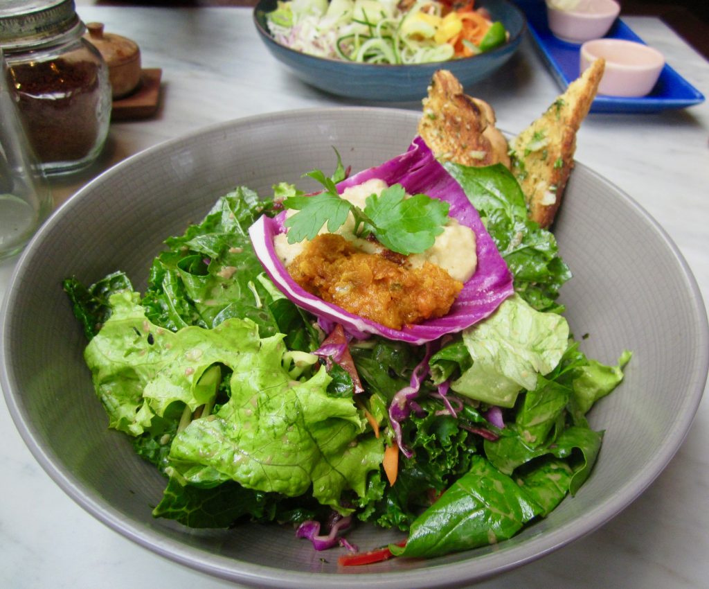 vegan-cafe-bali-salad